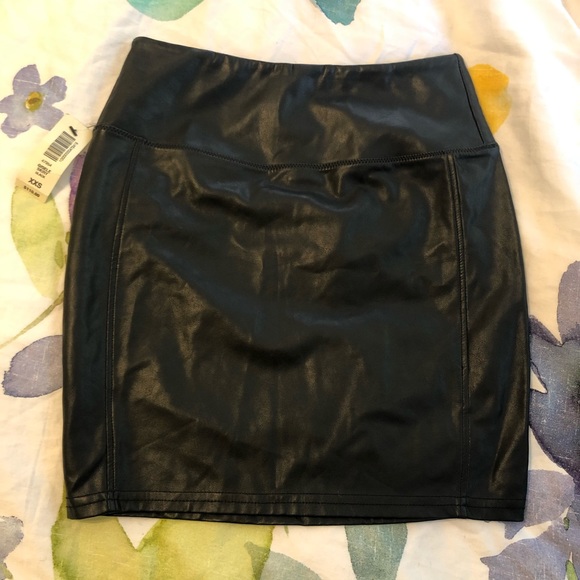 Wilfred Free Gisele Vegan Leather Skirt - Picture 2 of 4